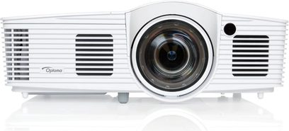 Optoma GT1080Darbee hvid projektor set forfra, centreret objektiv, ventilationsriste på siderne, udfoldede fødder