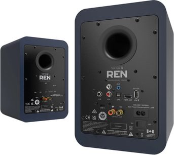 Zwei smarte Kanto REN Lautsprecher in mattem Blau, rechteckiges Gehäuse aus glattem Material, Rückansicht in leichter Perspektive mit rundem Bassreflex und schwarzem Panel mit RCA-, AUX-, HDMI ARC-, USB-C-Anschlüssen, Lautsprecherklemmen und Schalter