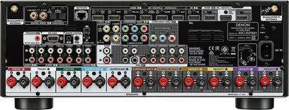 Frontvisning af en sort Denon AVC-X3700H hjemmebiografsforstærker med talrige stik, knapper og indikatorer på forsiden