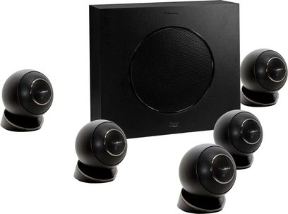 Paket 5.1 Eole 4 svart Cabasse. 5 svarta sfäriska högtalare på svarta ställningar, 1 svart kubisk subwoofer