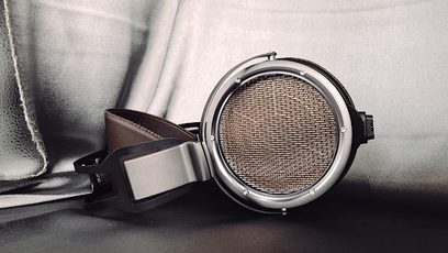Åpen hi-fi hodetelefon STAX SR-X9000 i sølvfarge, nærbilde av høyre profil, metallgitter på øreputen, lærpute på hodebøylen