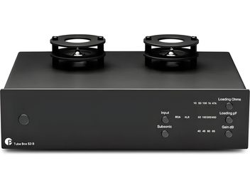 Preamplificatore phono Pro-Ject Tube Box S3 B nero, vista frontale, chassis rettangolare con due valvole visibili sulla parte superiore
