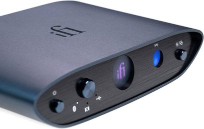 iFi Zen One Signature audio DAC konvertors, skats no priekšpuses, matēta melna korpusa, 4 krāsainas LED gaismas, austiņu ligzda un poga priekšpusē