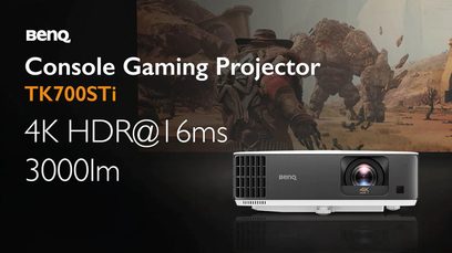Benq TK700STi 4K HDR 3000lm videoprojektor, hvid, set forfra, på sort baggrund med projiceret videospilsbillede