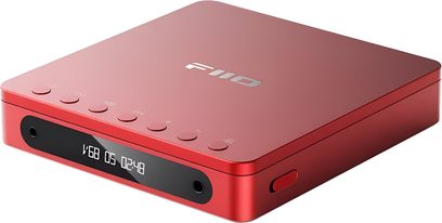Vysokofidelní CD přehrávač FiiO DM13 BT červený, čtvercový hliníkový pouzdro s matným anodizovaným povrchem, vybavený černým digitálním displejem na přední straně, výstupem pro sluchátka a šesti zapuštěnými kulatými tlačítky na horním okraji, zobrazený v tříčtvrtečním pohledu zepředu