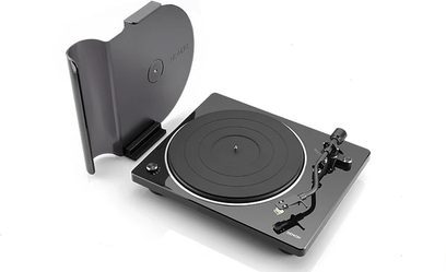 Denon DP-400 sort pladespiller, set forfra og fra siden, støvdæksel åbent, tonarm med pickup