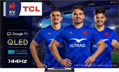 TCL 65QLED870 advertisement featuring 3 smiling French rugby players in Altrad jerseys at a stadium