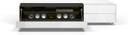 Sort Spectral Cocoon CO5 audio-/videomøbel set forfra, åben skuffe, plads til elektroniske komponenter