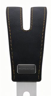 Sort læderetui til kniv, med dekorative syninger og graveret metalplaket "Momentum"