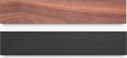 Due pannelli rettangolari intercambiabili, uno in impiallacciatura di noce marrone e l’altro in alluminio nero zigrinato, presentati in piano vista frontale, per l’amplificatore hi-fi integrato stereo Cambridge Audio EVO 150SE