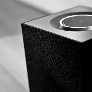 Draadloze connected luidspreker Naim Audio Mu-so Qb 2nd Gen bovenaanzicht, zwarte textielrooster, zilveren bedieningsknop