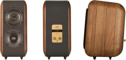 Chario Aviator Ghibli reolhøjttaler i naturlig brun åretegnet valnød, frontpanel i antracitgrå med sort woofer og diskant, gylden bagplade med dobbelte terminaler, vist fra for-, bag- og sideperspektiv