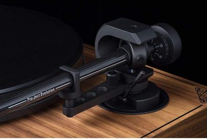 Pro-Ject 2-Xperience SB SGT Pepper pladespiller i valnøddefarvet finish, nærbillede forfra af carbontonearmen