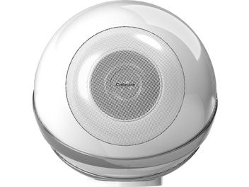 Altavoz esférico conectado blanco nacarado Cabasse The Pearl, sobre pedestal transparente, vista frontal
