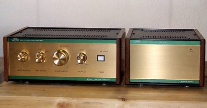 Stereoforbedre Leben RS-28CX i træ, gylden frontpanel med knapper og stik, frontvisning af de to enheder side om side