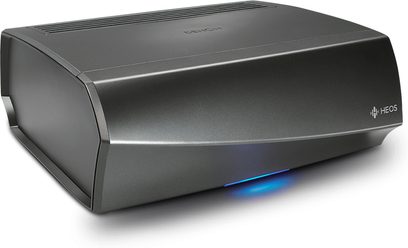 Denon HEOS Amp HS2 sort hi-fi stereforstærker, set forfra, rektangulær form med afrundede hjørner, blå LED-lys tændt