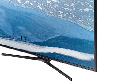Televizor Samsung UE55KU6000KXZF s plochou obrazovkou zobrazující obrázek zasněžené hory se 3 lyžaři v pravém dolním rohu