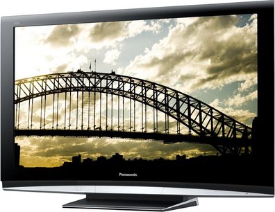 Panasonic TH-50PZ81 fladskærms-TV, der viser en buet metalbroovergang mod en skyet himmel ved solnedgang