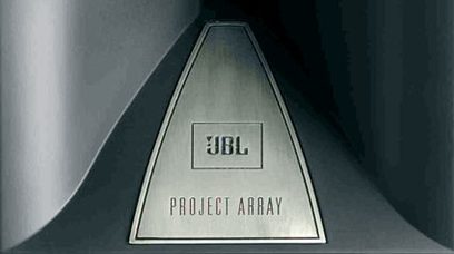JBL Project Array søjlehøjttaler, set forfra, trekantet form, lys grå farve, "JBL"-logo i midten