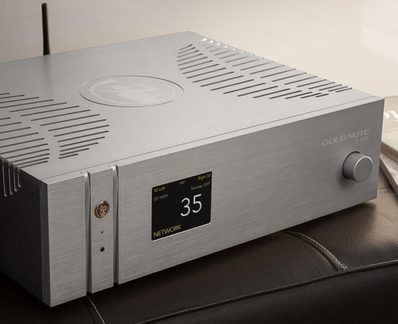Goudkleurige Gold Note IS-1000 netwerversterker met digitaal frontdisplay en volumeknop