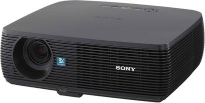 Sony VPL-ES4 sort videoprojektor, let skråt forfra, linse til venstre, ventilationsgitter til højre
