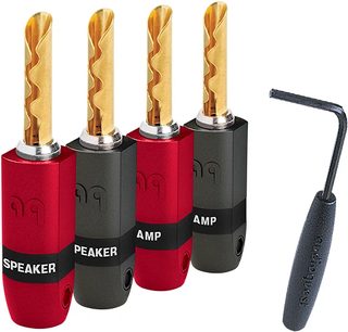 Fire Audioquest SureGrip 300 bananplugger i gull og en rød og svart pluggforgrening, sett forfra på hvit bakgrunn