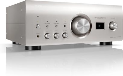 Integrert stereo hi-fi forsterker Denon PMA-3000NE sølv, trekvart visning, sirkulære knapper, digital skjerm, svarte føtter