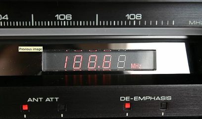 Kenwood L-02T digital FM-tuner, rød LED-display 188,88 MHz, ANT ATT og DE-EMPHASIS knapper, nærbillede forfra