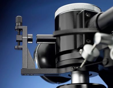 Gramofonové raménko Graham Phantom II Suprême Medium 10" z chromovaného kovu, detailní boční pohled na modrém pozadí