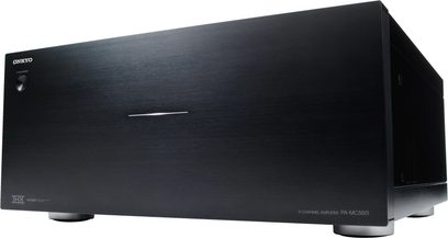 Černý vícekanálový výkonový zesilovač Onkyo PA-MC5501, pohled zepředu, přední panel s logem a tlačítky, 2 stříbrné nožky