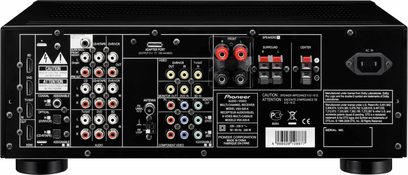 Amplificatore home theater Pioneer VSX-520, vista ravvicinata del pannello posteriore, numerose porte audio/video, pulsanti e interruttori