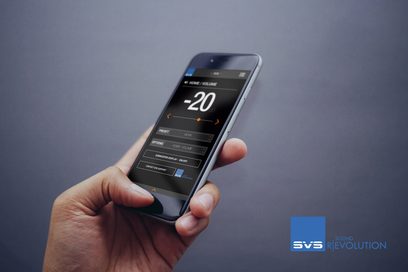Smartphone afișând interfața unui subwoofer SVS SB-3000 Micro, ținut în mână pe un fundal gri uniform