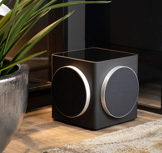 Subwoofer Sira L-1, forma cubica, finitura scura, angoli arrotondati, 2 griglie circolari nere incorniciate in metallo argentato