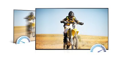 Motorrijder in gele en zwarte outfit op gele motor in een woestijnlandschap, reclamefoto met blauwe kaders aan de zijkanten