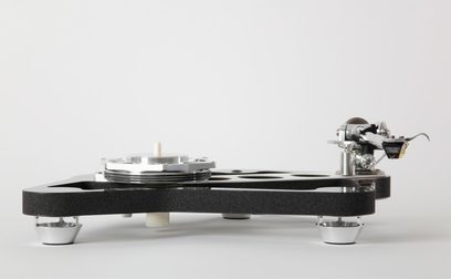 Giradischi hi-fi Rega Naia con testina Aphelion 2 MC, vista laterale, base nera traforata, piedini metallici, piatto centrale argentato