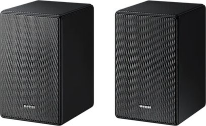 To sorte, rektangulære Samsung SWA-9500S højttalere med metalrist på forsiden, set fra en trekvartvinkel