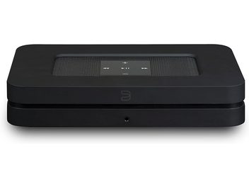 Síťový audio přehrávač BlueSound Node 2i černý, pohled zepředu, dotyková tlačítka na horní straně, černá mřížka na přední straně