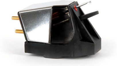 Célula phono Rega Nd5 em close-up, corpo preto e metal cromado com conectores dourados