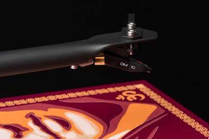 Hi-fi pladespiller Essential III George Harrison, mat sort tonearm, OM 10 pickup, pladetallerken med orange og lilla mønstre
