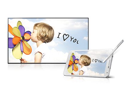 Blond kind dat een kleurrijke bloem-vormige windmolen vasthoudt voor een blauwe lucht met witte wolken, op een tablet en smartphone