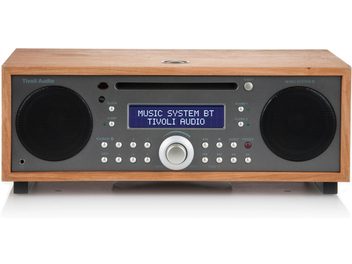 Sistema tutto-in-uno Tivoli Music System BT in legno ciliegio, frontale color taupe, vista frontale, due altoparlanti, schermo, fessura CD