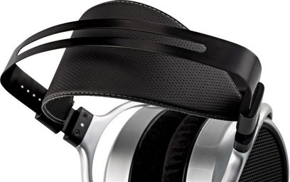 HiFiMAN HE400S sort hovedtelefoner, ark og skaller i perforeret metal, ovale læder ørepuder, set fra højre bagside i trekvartersperspektiv