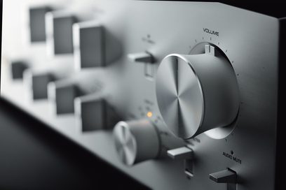 Yamaha C-5000 titano stereo išankstinis stiprintuvas. Detalus vaizdas į garsumo ir garso šaltinio pasirinkimo rankenėles