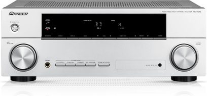 Amplificatore home theater Pioneer VSX-520 color argento, vista frontale, display LED blu, pulsanti e manopole argentate, 2 prese per cuffie