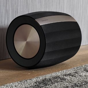 Bowers & Wilkins Formation Bass sort subwoofer, trekvartsvisning forfra, cylindrisk med metalfront