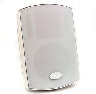 Klipsch AW800SW hvid subwoofer, let skråt forfra, afrundet form, oval logo i midten