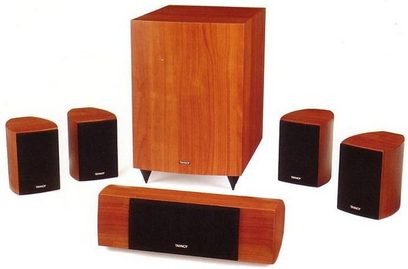 Sada kompaktních reproduktorů Tannoy HTS 100 ve světlém dřevě, skládající se z basového reproduktoru, centrálního reproduktoru a čtyř satelitních reproduktorů