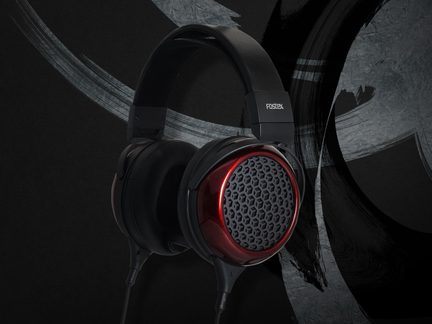 Hi-fi koptelefoon Fostex rood-zwart met open oorschelpen en honingraatrooster, gewatteerde hoofdband, driekwartaanzicht