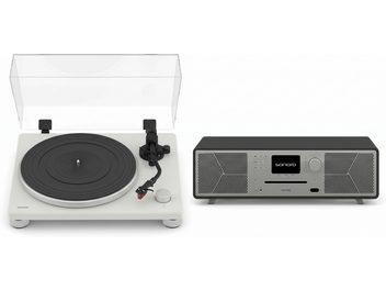 Bílý gramofon Sonoro s průhledným krytem a šedým rádiem s CD a dvěma reproduktory
