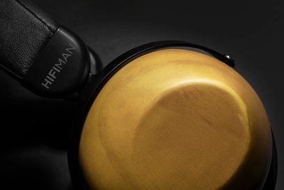 Hifiman HE-R10D sort hovedtelefoner, nærbillede af profilen af den højre gyldne driver på den sorte læderpude
